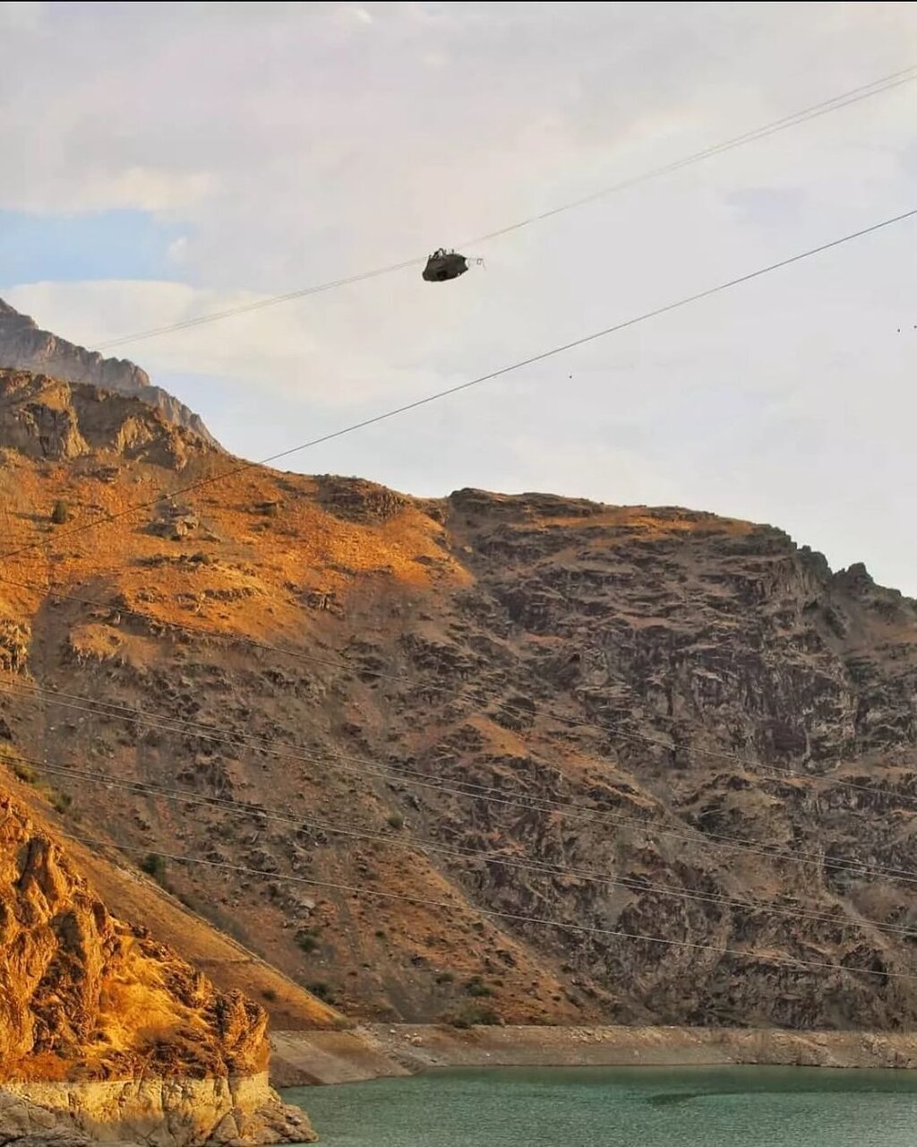 ماجرای هلی کوپتر قدیمی بر فراز جاده چالوس چیست؟ + فیلم