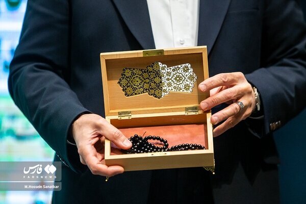 اتفاقی که برای تسبیح رهبر انقلاب افتاد + عکس