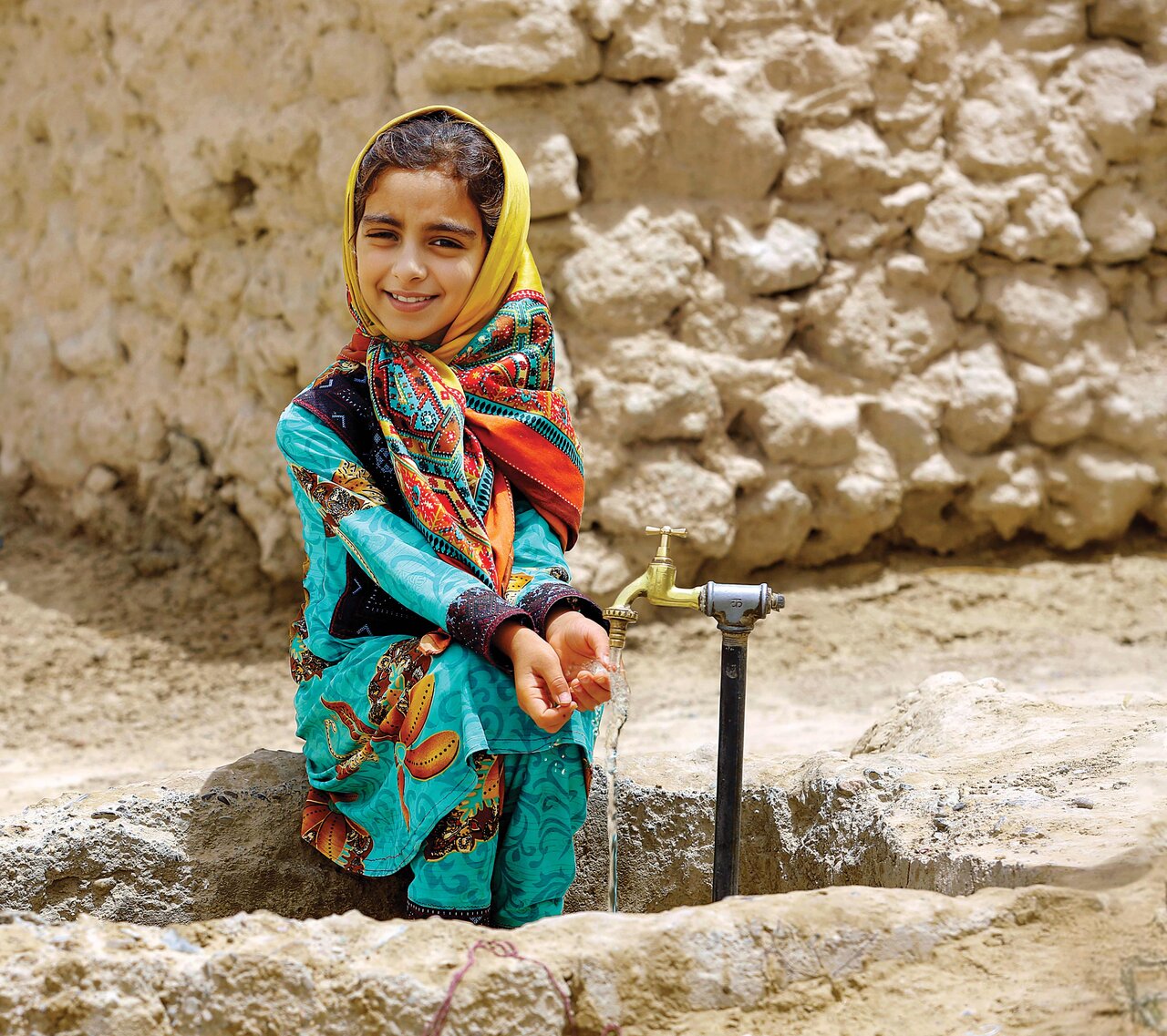 زنان این روستا شب ها به دنبال آب می روند + فیلم