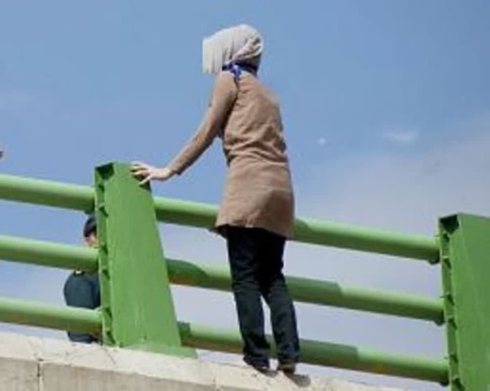 فداکاری سرباز اردکانی و نجات معجزهآسای دختر ۱۹ ساله | در لحظهای که دختر خود را به پایین پل پرتاب کرد... + عکس