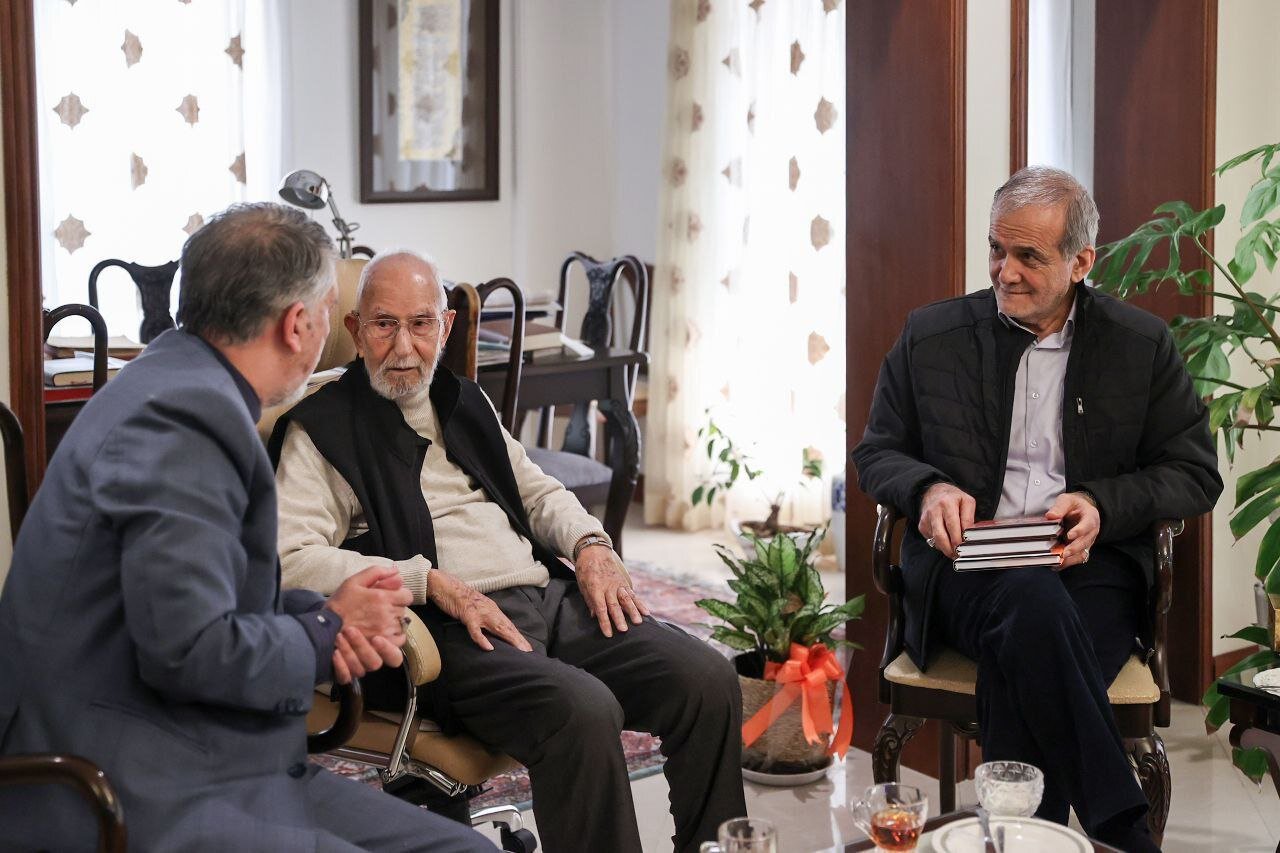 دیدار رئیسجمهور و وزیر فرهنگ با استاد محمدعلی موحد