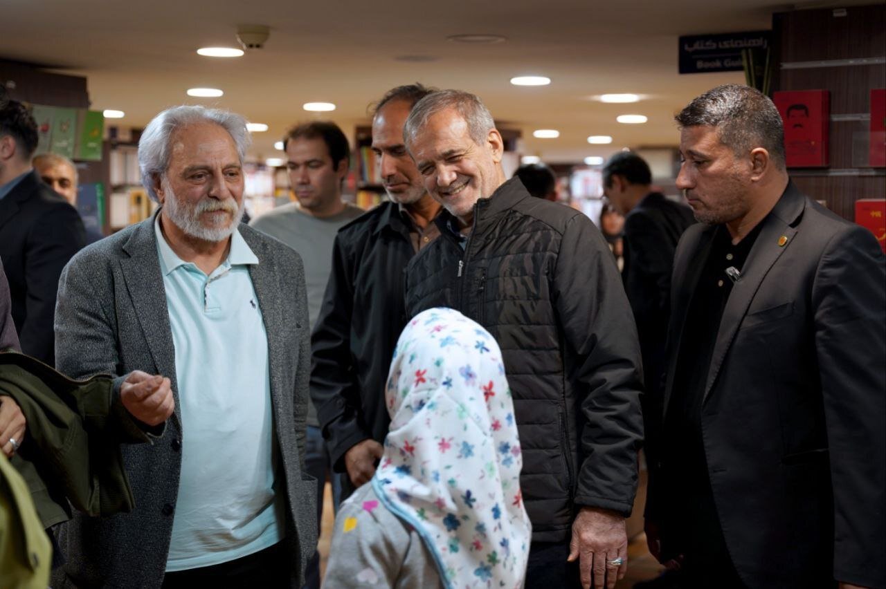 بازدید رئیس جمهور همراه با خانواده از فروشگاه شهر کتاب | تصاویر