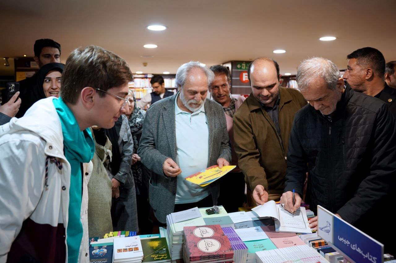 بازدید رئیس جمهور همراه با خانواده از فروشگاه شهر کتاب | تصاویر
