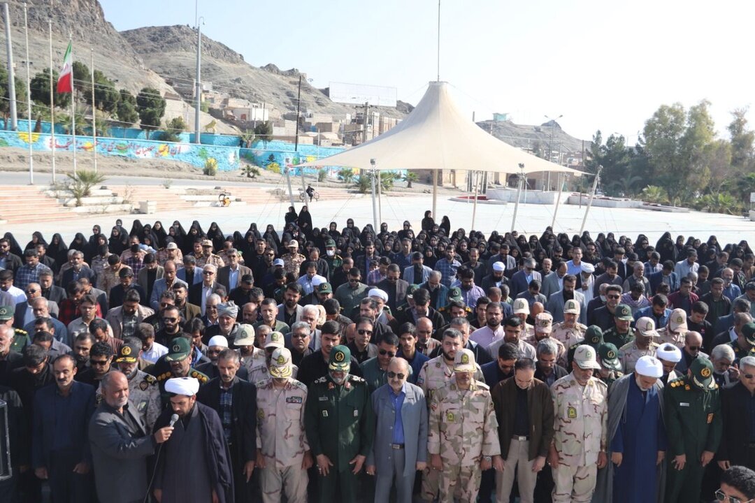 پیکر شهید برزگر برروی دستان مردم زاهدان | تصاویر