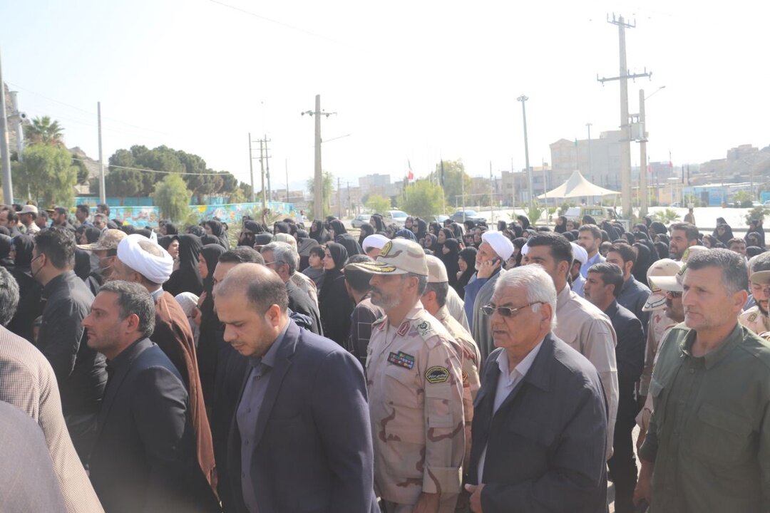 پیکر شهید برزگر برروی دستان مردم زاهدان | تصاویر