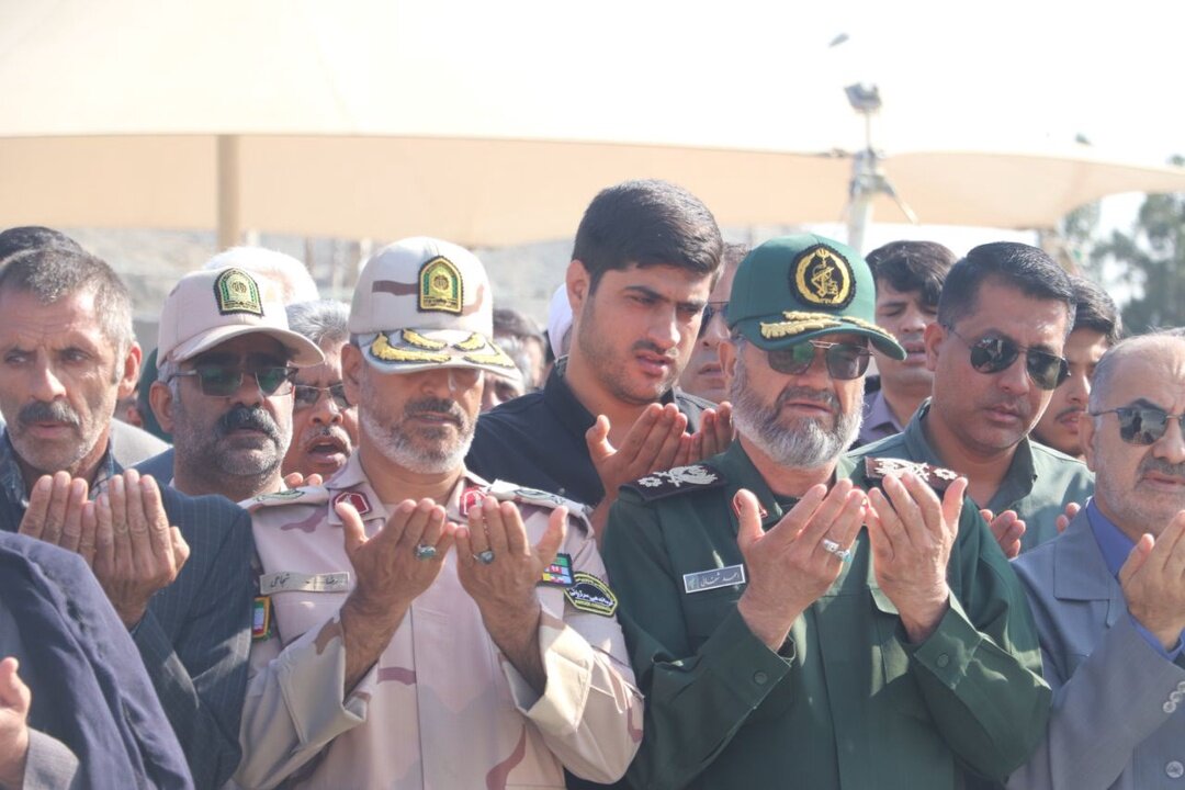 پیکر شهید برزگر برروی دستان مردم زاهدان | تصاویر