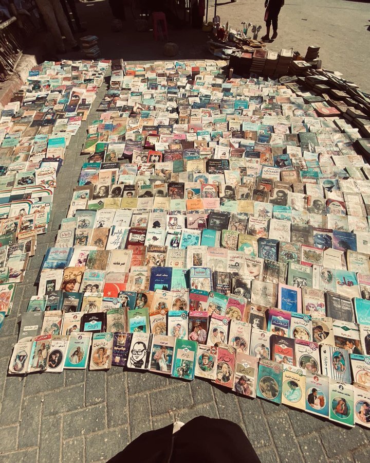 بساط کتابفروشی روی سنگفرشهای غزه | تصویر