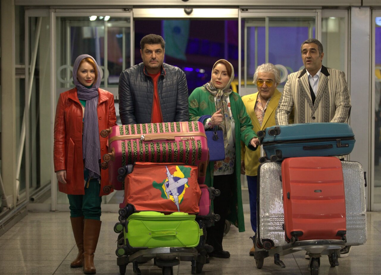 ژاله صامتی در یک فیلم مادر سام درخشانی است و در یک سریال نقش همسرش را بازی میکند