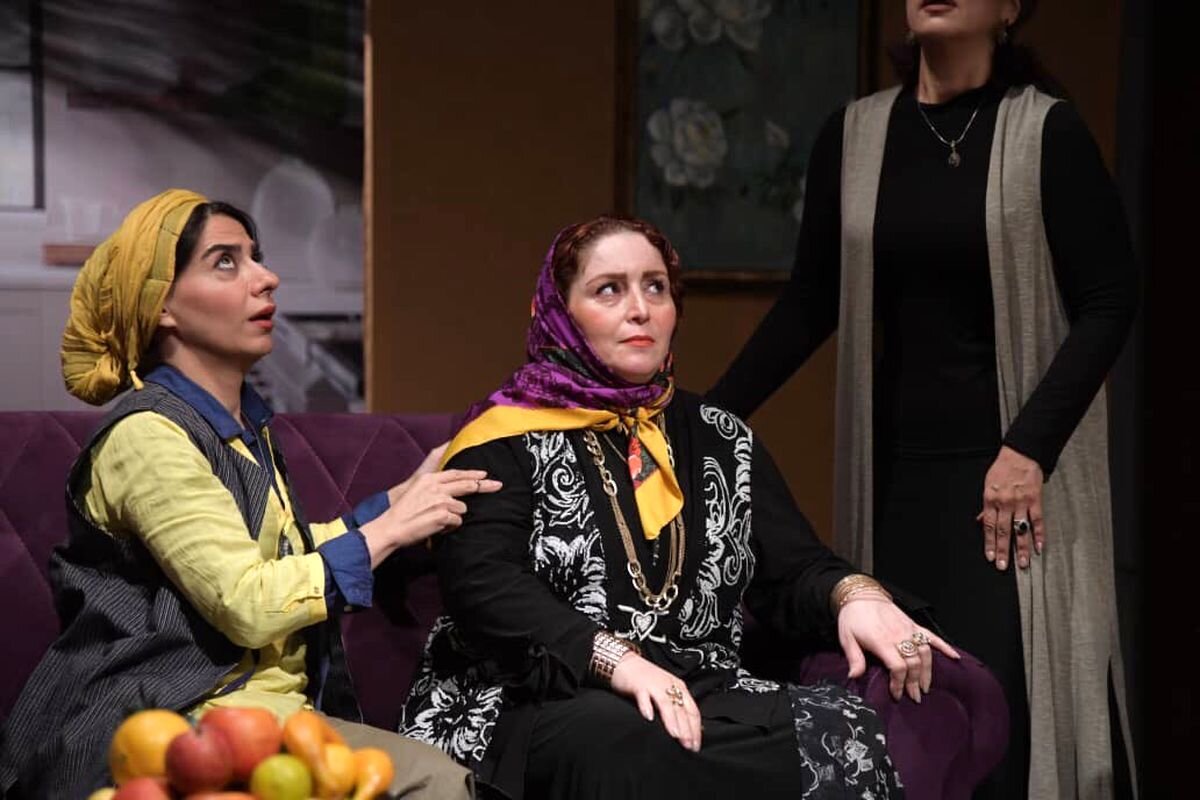 ژاله صامتی در یک فیلم مادر سام درخشانی است و در یک سریال نقش همسرش را بازی میکند