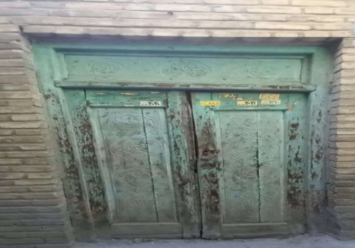 دو کتیبه استثنایی با حکاکی کامل روی سردر خانههای قاجاری