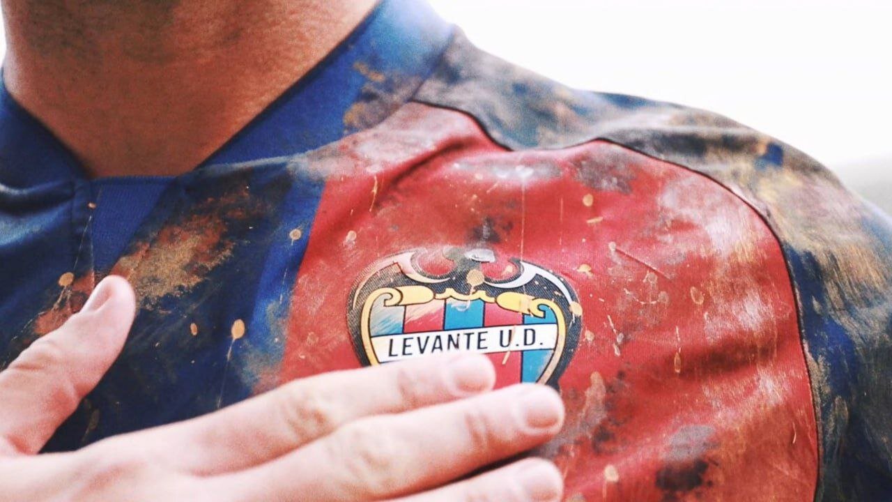 گلمالی پیراهن لوانته برای ادای احترام به قربانیان سیل والنسیا | تصاویر