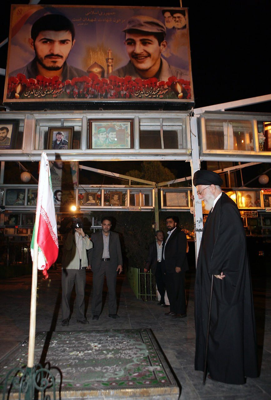 تصویری قدیمی از رهبر انقلاب بر مزار شهیدان زینالدین