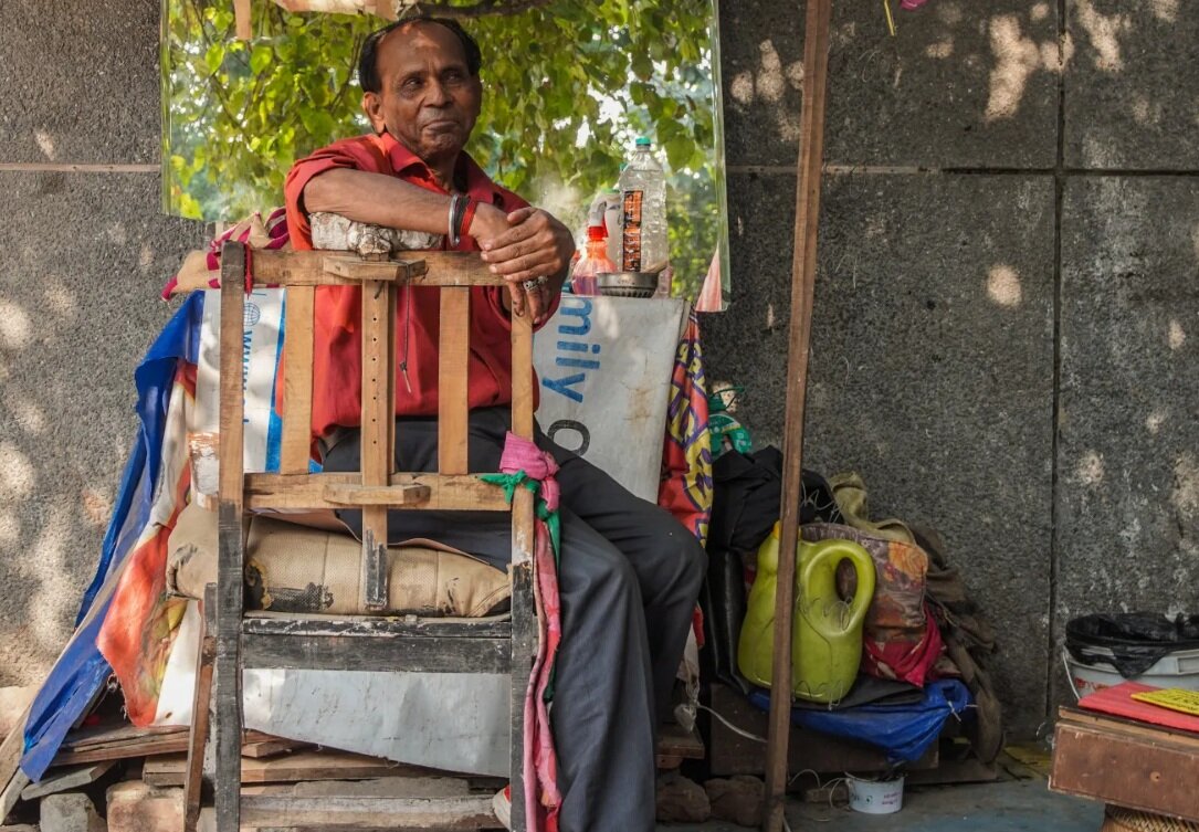 یک روز از زندگی آرایشگران خیابانی در دهلی | گزارش تصویری
