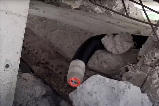 جستوجوی بازماندگان با مار ۱۰ متری زیر آوار ساختمان!