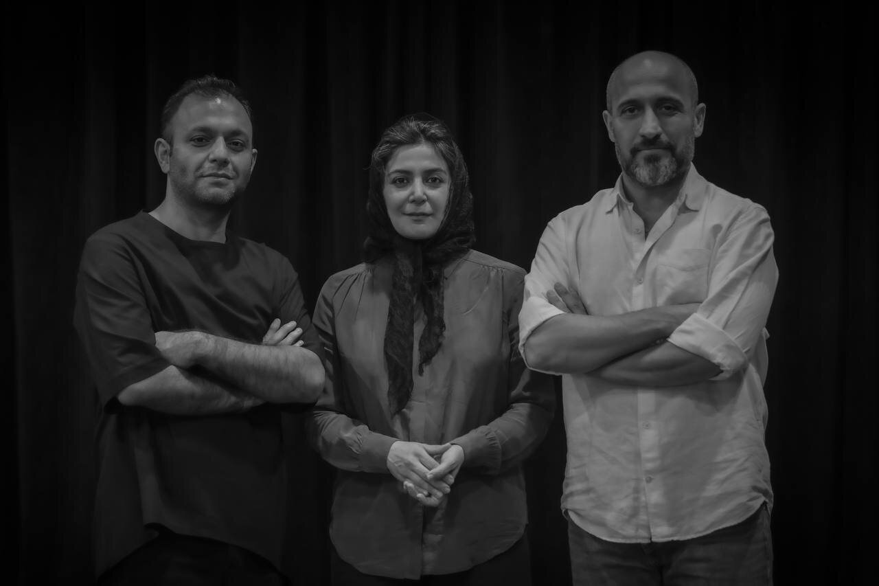 تصویر صابر ابر در کنار زنی که از بچگی بیناییاش را از دست داده | یک نمایش عجیب در تئاتر شهر