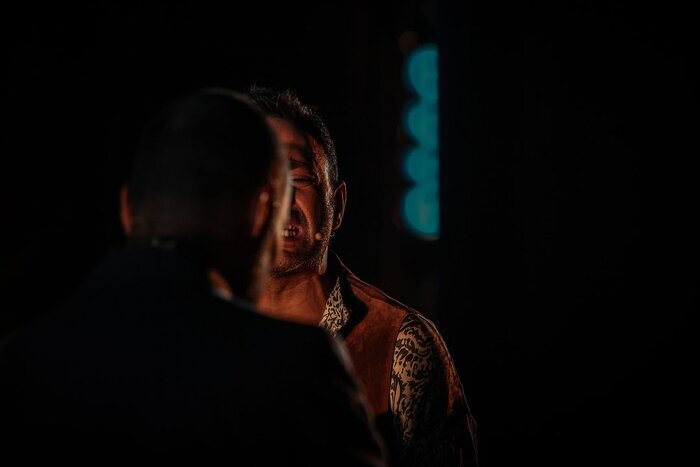 تصویر صابر ابر در کنار زنی که از بچگی بیناییاش را از دست داده | یک نمایش عجیب در تئاتر شهر