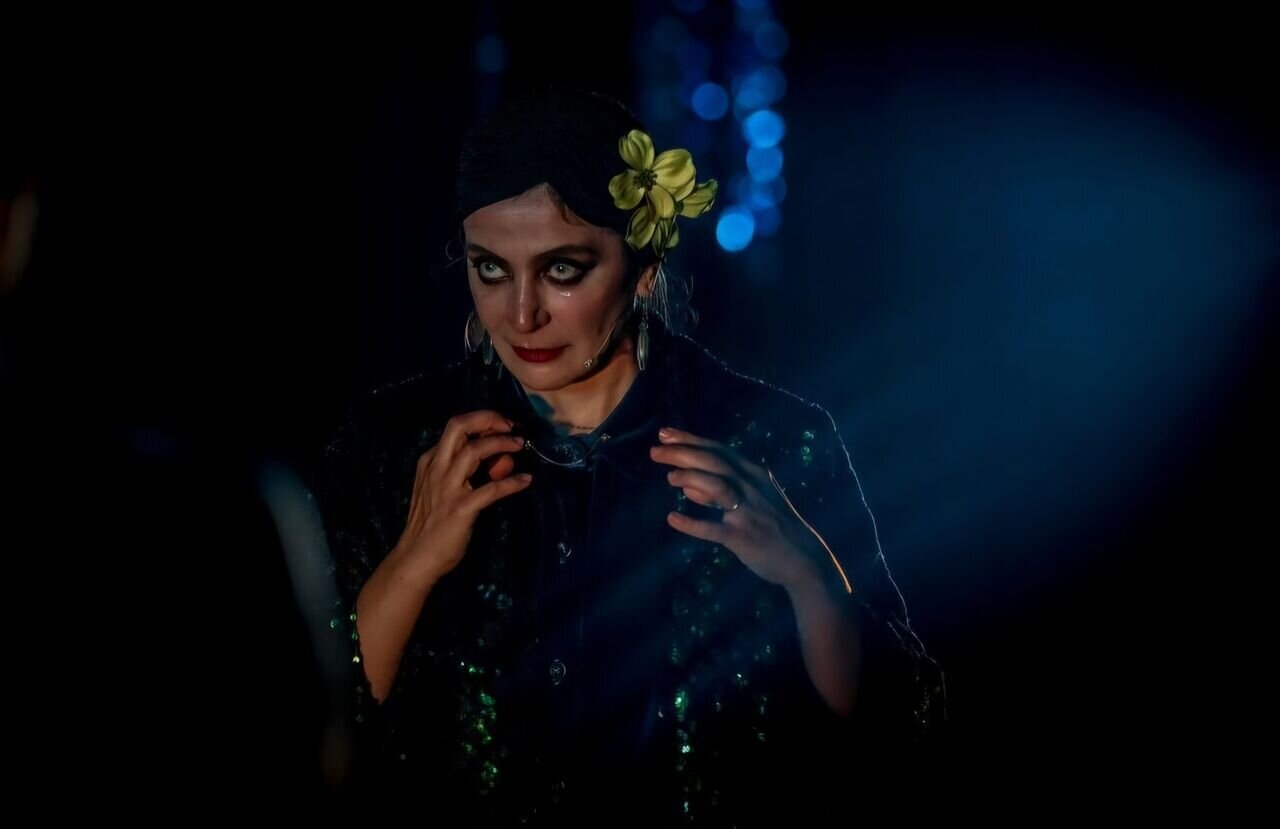 تصویر صابر ابر در کنار زنی که از بچگی بیناییاش را از دست داده | یک نمایش عجیب در تئاتر شهر