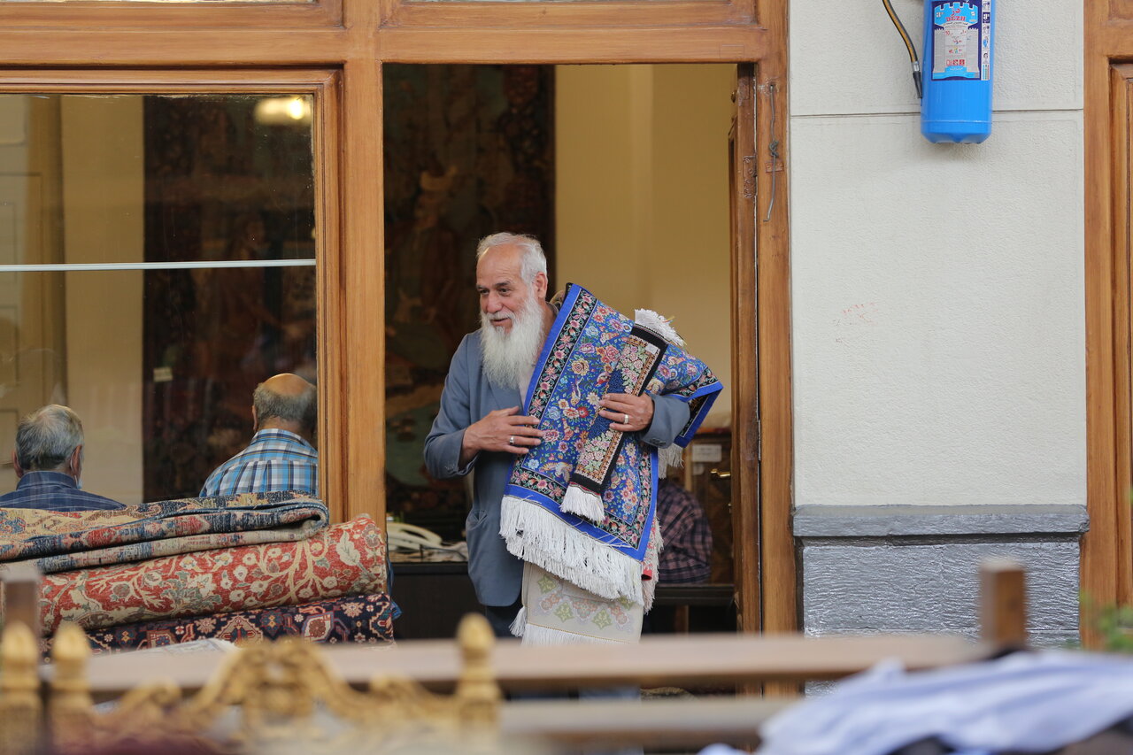 بازار خوش آب و رنگ‌ در قلب تهران