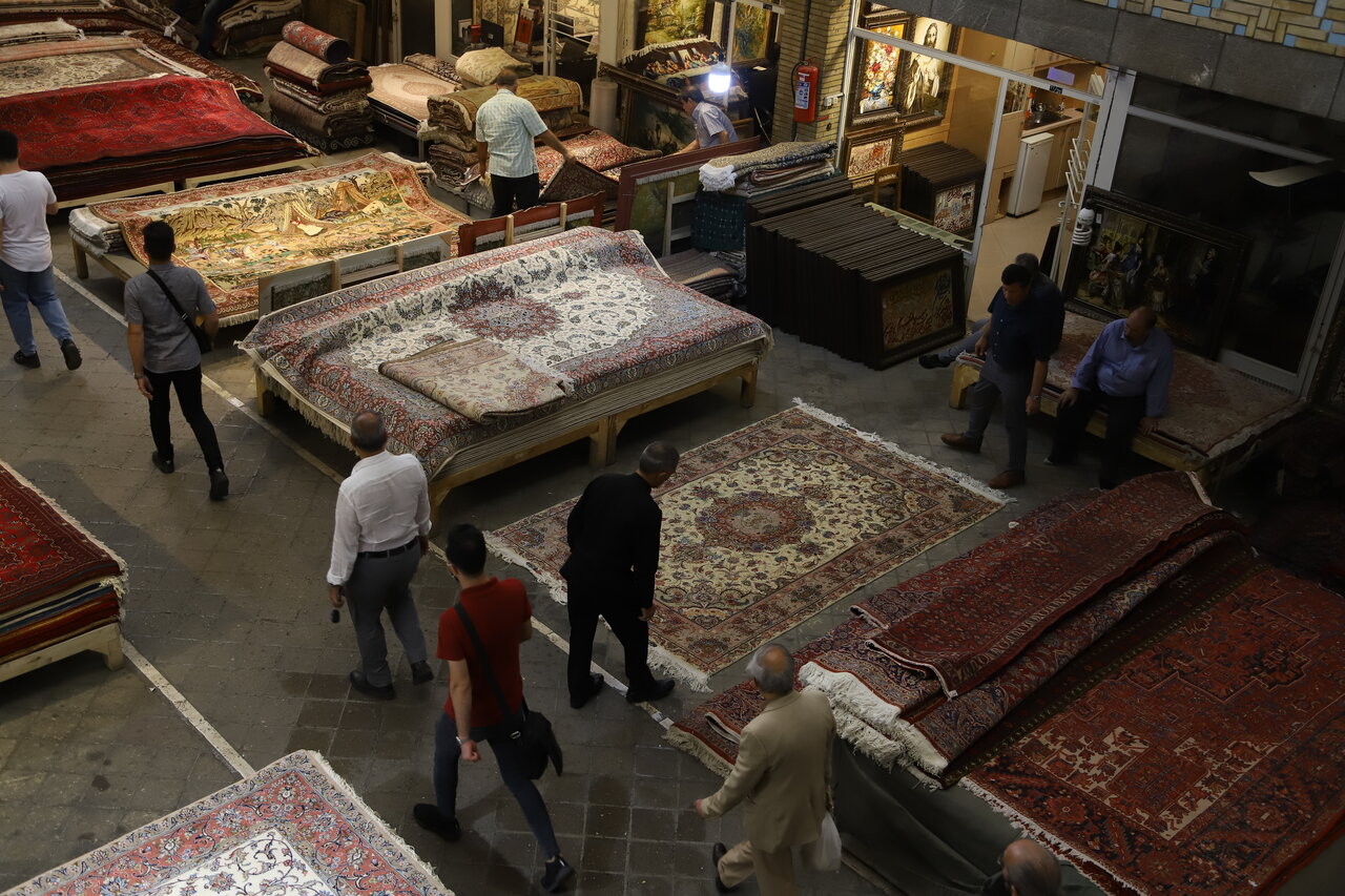 بازار خوش آب و رنگ در قلب تهران