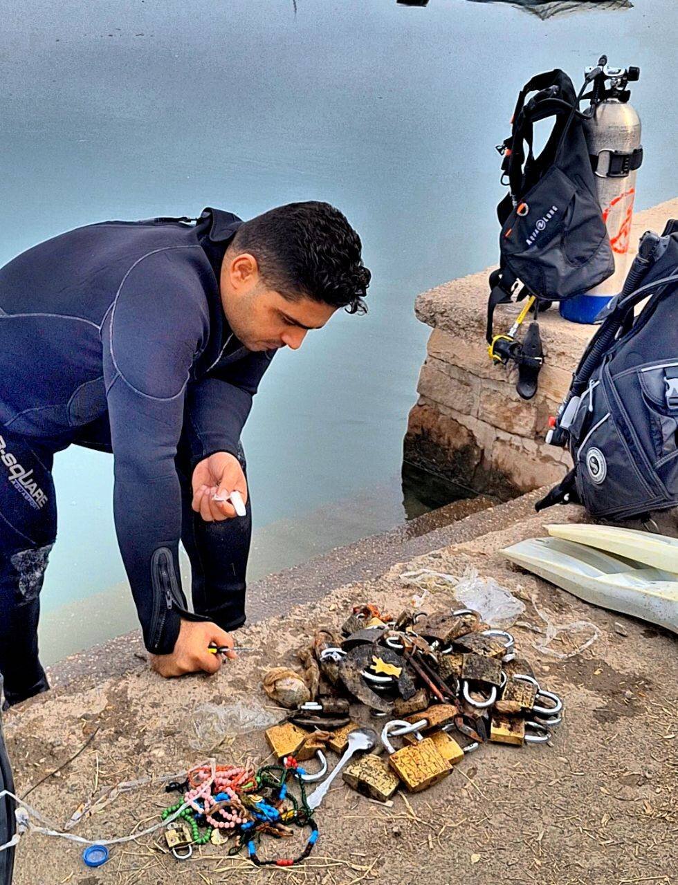 غواصی برای پاکسازی | غواص جوانی که داوطلبانه به شکار زباله از بستر دریاچه ها، رودخانه ها و سدها میپردازد