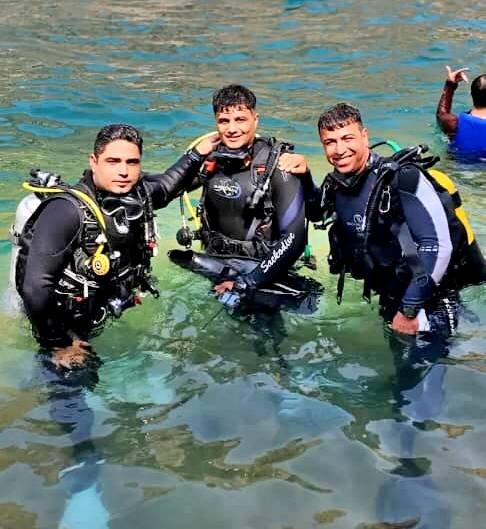 غواصی برای پاکسازی | غواص جوانی که داوطلبانه به شکار زباله از بستر دریاچه ها، رودخانه ها و سدها میپردازد