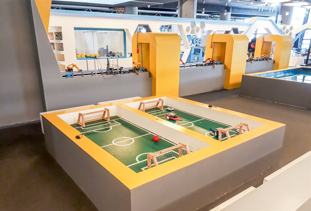 گردش با روباتها در باشگاه روباتیک