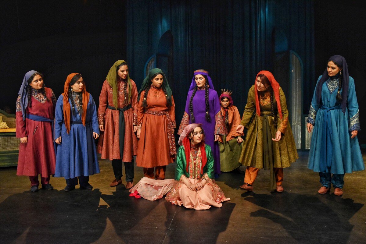 گلاب آدینه در هفتمین دهه زندگی به صحنه برمیگردد