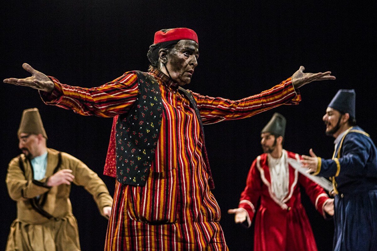 گلاب آدینه در هفتمین دهه زندگی به صحنه برمیگردد