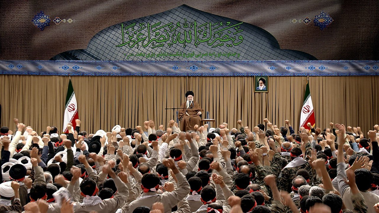 اولین تصاویر از سخنرانی رهبر انقلاب در جمع هزاران نفر از بسیجیان سراسر کشور