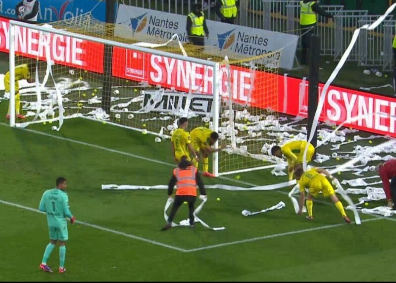 حرکت شرمآور هواداران در فرانسه موجب توقف بازی شد + عکس