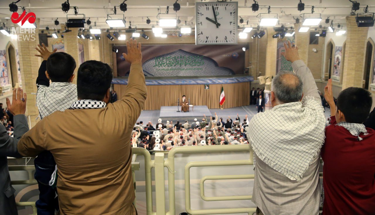 نمایی کمتر دیده شده از حسینیه امام خمینی(ره) در دیدار امروز بسیجیان با رهبر انقلاب | عکس