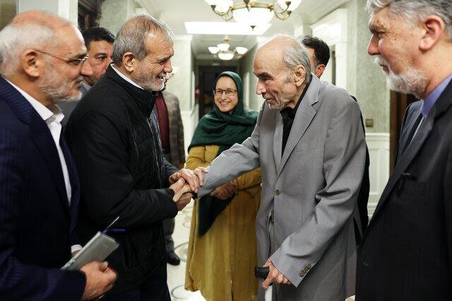 دیدار رئیسجمهور و استاد فلسفه | تصاویر