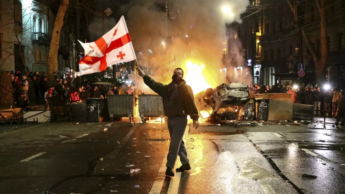 آشوب در پایتخت این کشور + عکس و فیلم | دلیل اعتراض شهروندان چیست؟