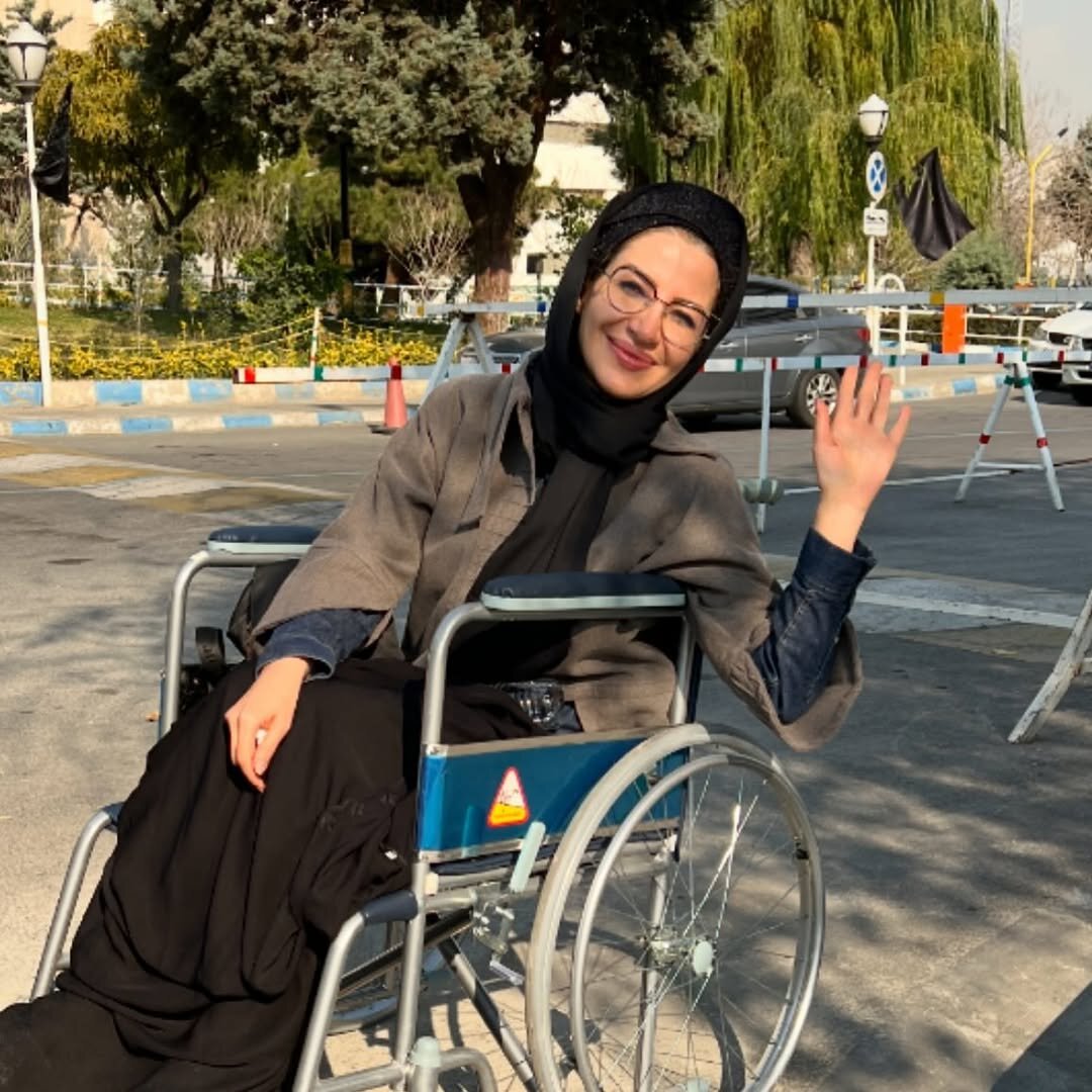 خانم مجری ویلچر نشین شد | لحظه حادثه دیدن مجری مطرح تلویزیون | ببینید
