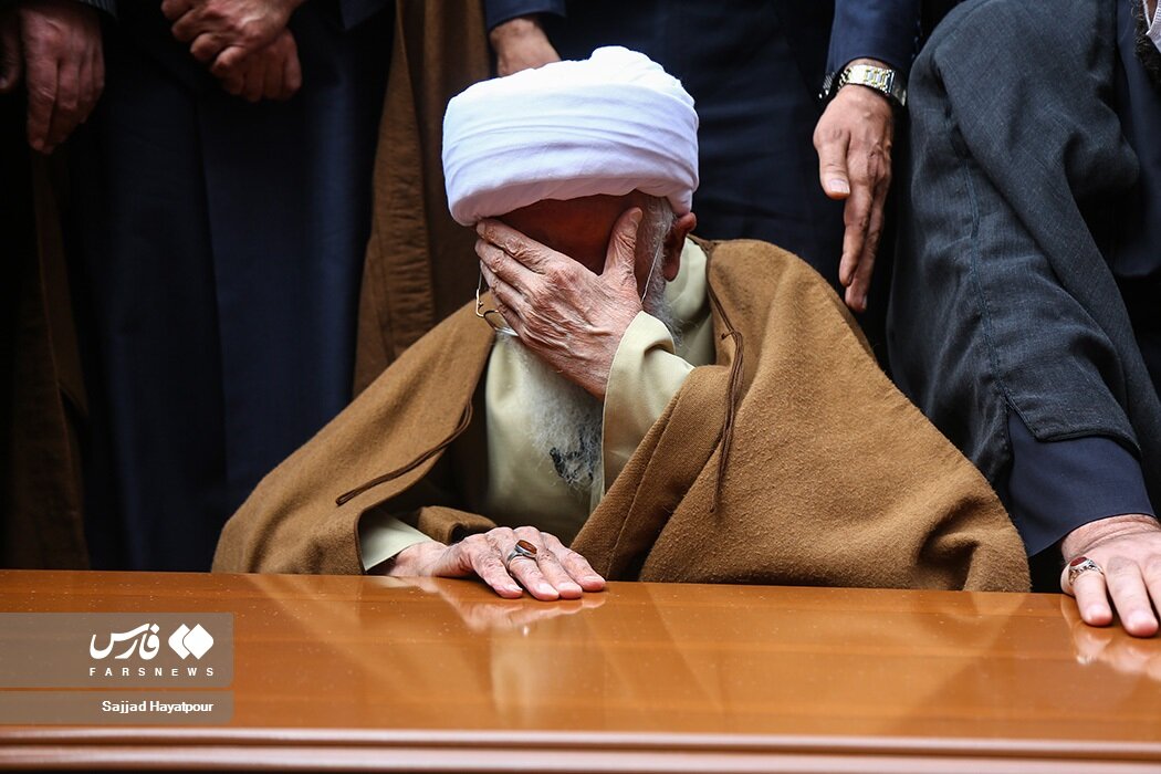 درددلهای علامه جوادی آملی بر مزار همسرشان