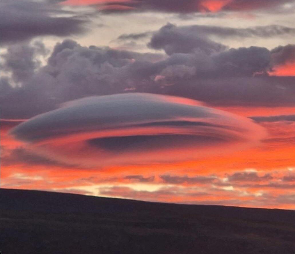 یک ابر عدسی شکل کاملا غیر معمول برای منطقه بر فراز شهر منچستر بریتانیا ثبت شد این ابرهای زیبا که به عنوان «خوشههای ابر عدسیشکل و بلند» شناخته میشوند، زمانی رخ میدهند که هوای نسبتاً مرطوب در اطراف کوه در جریان هوا جریان دارد. هوای غیراشباع اولیه با بالا آمدن سرد می شود تا زمانی که ابرها تشکیل شوند، اما در پشت کوه هوا دوباره فرو می رود و ابر از بین می رود. بنابراین هوا از میان این ابر ساکن می گذرد و با وجود اینکه ابر دائماً در سمتی که رو به باد است اصلاح می شود و در آنجا پراکنده می شود، که برای کوه های آلپ و مناطق کوهستانی کاملاً طبیعی است، اما در منچستر ارتفاعات بالایی وجود ندارد که منجر به چنین پدیده هایی شود. . خاطرنشان می شود که ابرهای عدسی شکل به طور فزاینده ای در امتداد سواحل ترکیه مشاهده می شوند، جایی که این ابرها چندین بار بر فراز دریا تشکیل شده اند، که نشان دهنده تغییرات عظیمی در جو است.