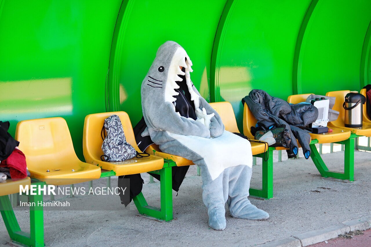 صحنهای عجیب از فوتبال زنان ایران؛ بازیکنان داخل کوسه!