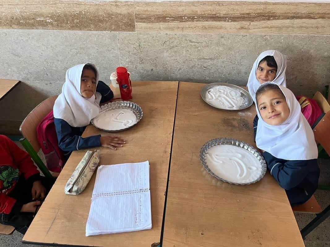 یک کلاس، دو پایه، چهل دانشآموز همنام | ماجراهای متفاوت مدرسه فرهنگیان حاجی آباد که یک مدرسه عشایری است