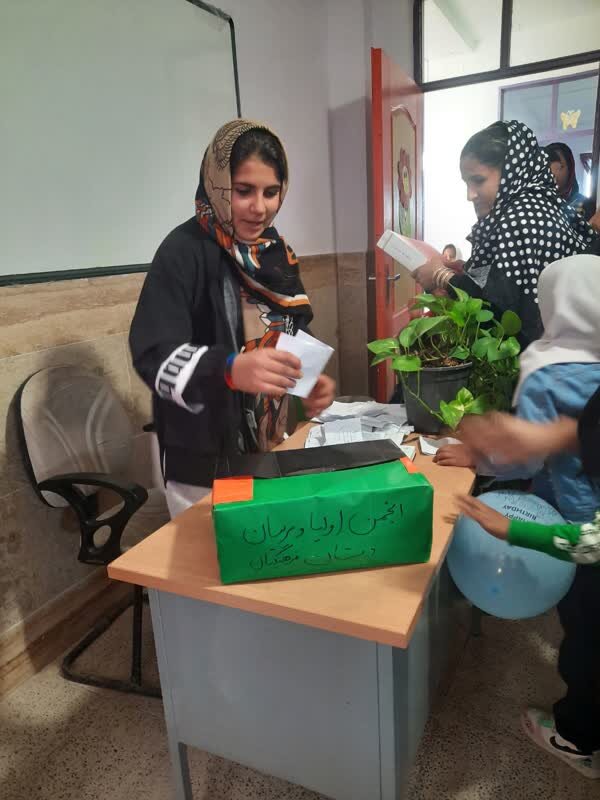 یک کلاس، دو پایه، چهل دانشآموز همنام | ماجراهای متفاوت مدرسه فرهنگیان حاجی آباد که یک مدرسه عشایری است