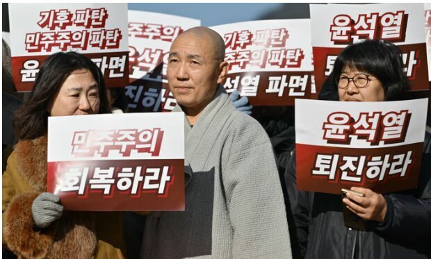 مردم به خیابانها ریختند + تصاویر ؛ رئیسجمهور کره جنوبی شورش کرده و باید فوراً استعفا کند