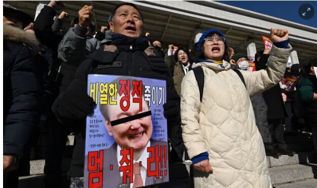 مردم به خیابانها ریختند + تصاویر ؛ رئیسجمهور کره جنوبی شورش کرده و باید فوراً استعفا کند