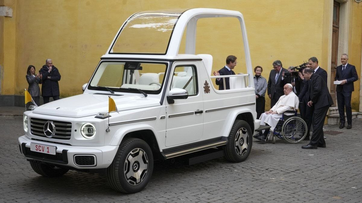 خودروی خاص پاپ در واتیکان رونمایی شد + عکس | طراحی خاص «پاپموبیل» را ببینید