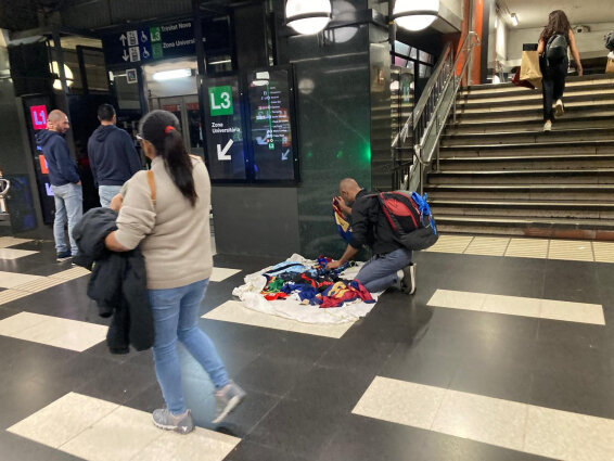 در شهرهای جهان با دستفروشان غیرقانونی برخورد میشود