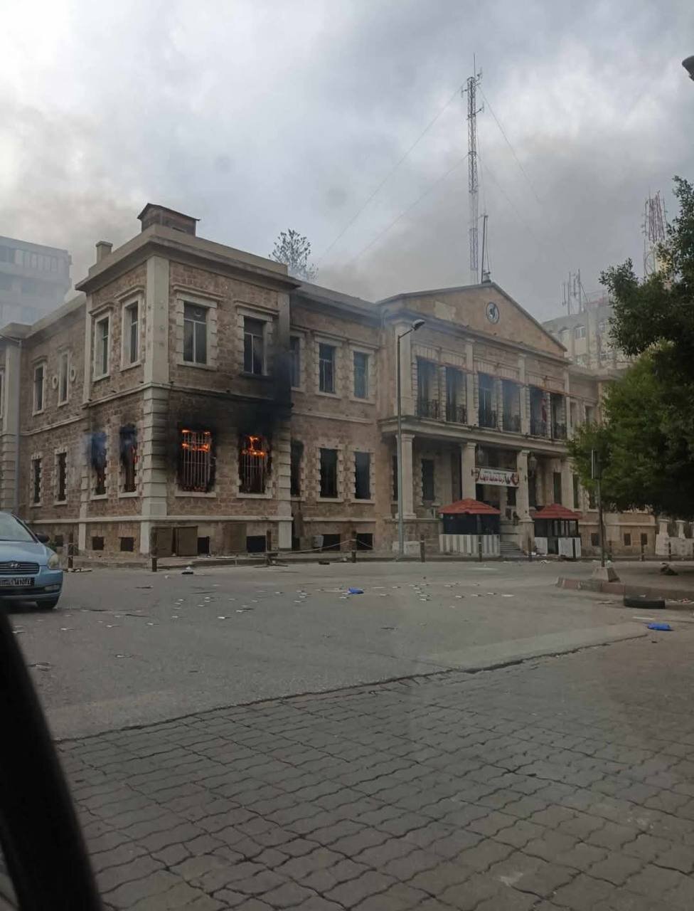 گروههای مخالف ساختمان فرماندهی پلیس در شهر لاذقیه سوریه را به آتش کشیدند