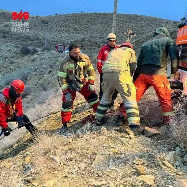 تصاویر سقوط وحشتناک خودرو کوییک به عمق ۱۰۰ متری دره در اتوبان خرازی تهران