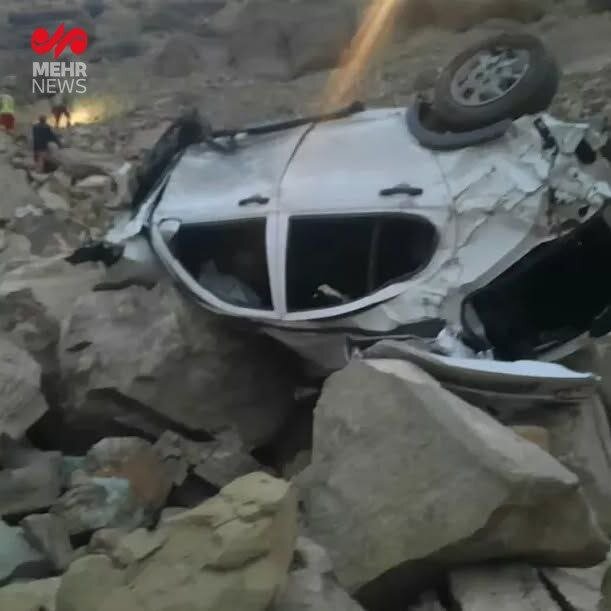 تصاویر سقوط وحشتناک خودرو کوییک به عمق ۱۰۰ متری دره در اتوبان خرازی تهران