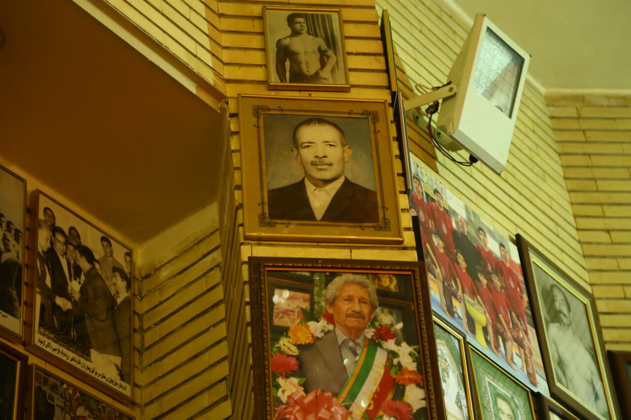 رسم مهماننوازی پهلوان اربابی در زورخانه سرتخت | وقتی پهلوان رزاز گلباران شد