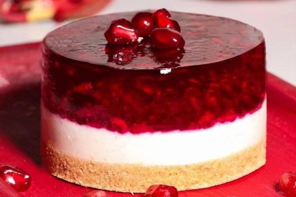 طرز تهیه چیز کیک انار؛ دسری بینظیر برای شب یلدا