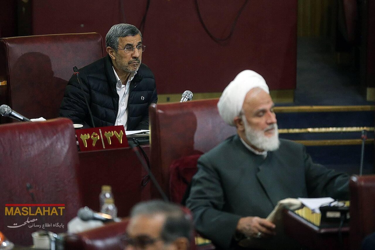 تیپ اسپورت محمود احمدی نژاد در جلسه مجمع تشخیص مصلحت نظام + عکس