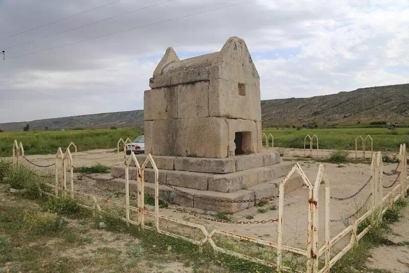 گور دختر؛ آرامگاهی شبیه به آرامگاه کوروش کبیر در بوشهر